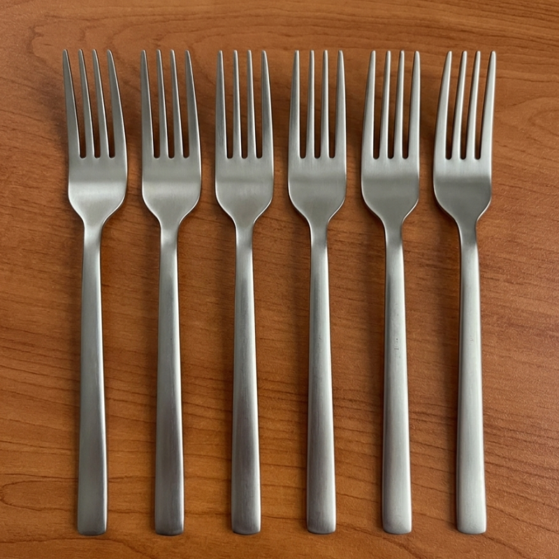 Elegant Stainless Steel Matte Silver Cutlery Set: A Modern Touch and Timeless Elegance.