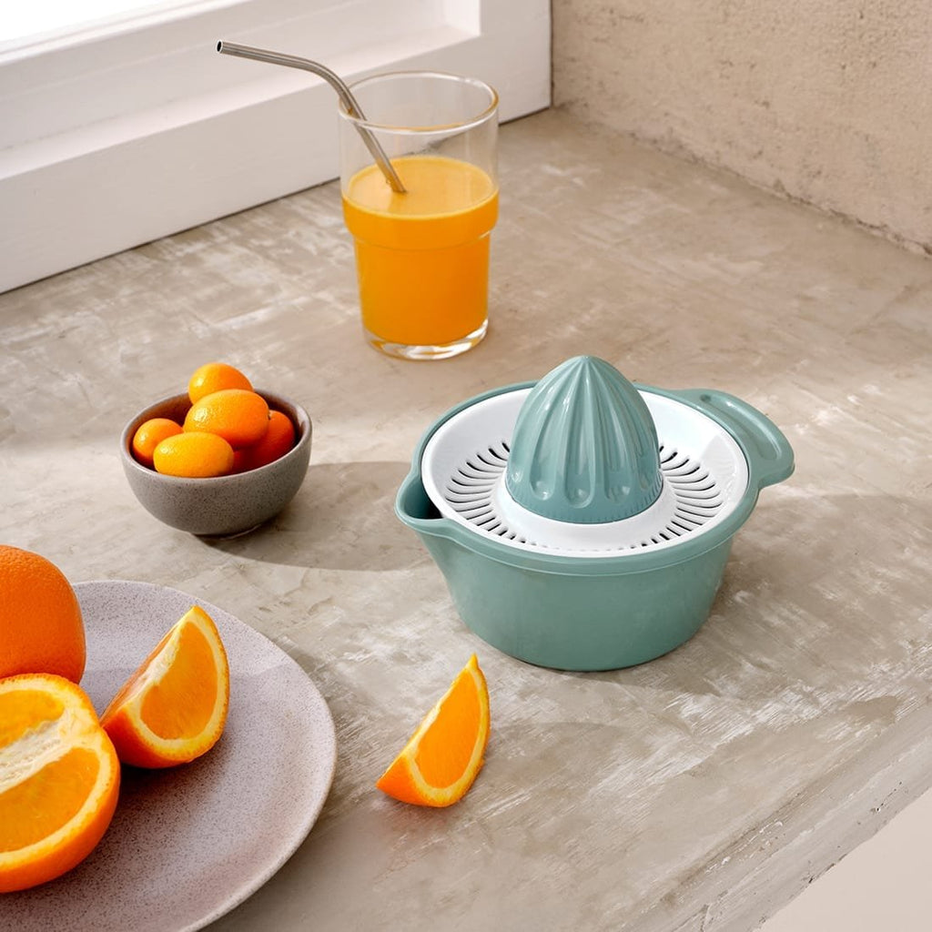 Plastic Orange Squeezer with Integrated Strainer