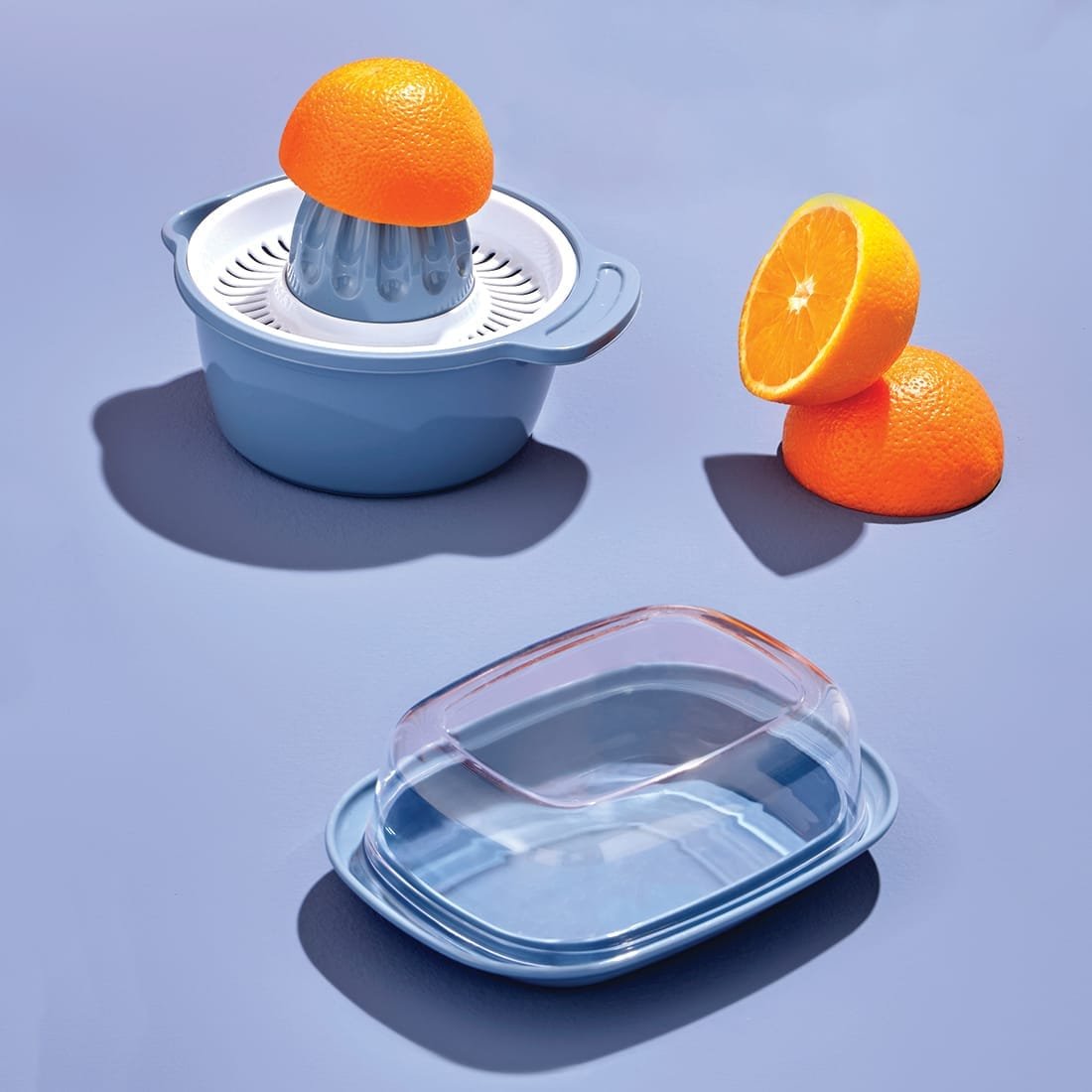 Plastic Orange Squeezer with Integrated Strainer